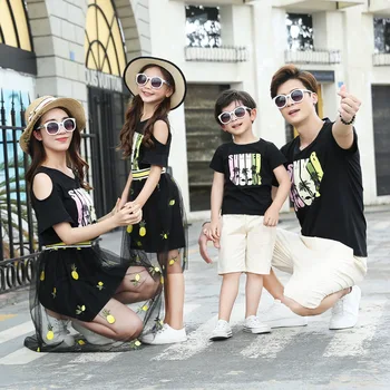 Летний семейный комплект, черные сетчатые платья для мамы и дочки, Хлопковая футболка для отца и сына + шорты, семейный комплект для родителей и детей, комплекты для пары